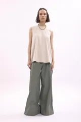 Remera color beige, sin mangas y cuello redondo.