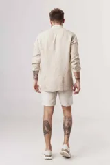 Camisa de manga larga color ladrillo, de corte clásico y confeccionada en lino.