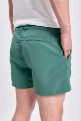 Short de baño corto color verde con cintura elastizada y cordón ajustable.