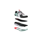 Championes Under Armour Summit Trek para hombre, color blanco con detalles en negro, celeste y naranja. Diseño con materiales duraderos y suela con tecnología HOVR para amortiguación y retorno de energía.