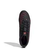 Championes de fútbol Adidas Predator Club, color negro con detalles en gris y rojo.