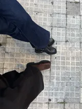 Botas Chelsea de cuero color marrón con paneles laterales elásticos negros y suela track de goma negra.