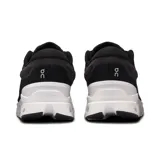 Championes de running On Cloudstratus 3, color negro con detalles en blanco.