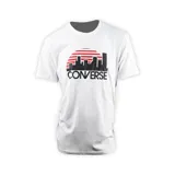 Remera blanca de algodón con estampa en el frente que incluye el logo de Converse y un skyline con puesta de sol.