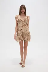 Vestido corto de poliéster estampado en tonos beige y marrón, con escote en V, mangas cortas con volados y detalle de punto smock en el busto.