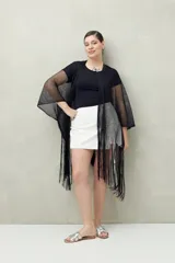 Poncho abierto negro de tejido de red con flecos largos.