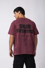 Remera gris oscuro con efecto gastado, de algodón peinado, con cuello redondo y estampado pequeño en el pecho.