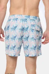 Short de baño celeste con estampado de hojas blancas, cintura elástica con cordón ajustable, dos bolsillos laterales y suspensor de malla fina.
