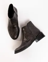 Botas cortas de cuero color marrón, con cierre lateral y taco de madera.