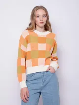 Sweater de punto con diseño en cuadros en tonos rosa y verde, de manga larga y cuello a la base.