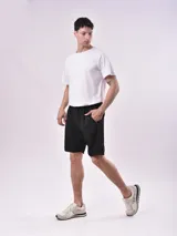 Short deportivo negro con cintura elástica y bolsillos laterales con cierre.