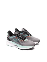 Championes de running Umbro Infinity, color negro con detalles en gris y rojo.