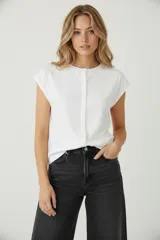 Saco blanco de algodón y elastano, de corte ajustado, con cuello redondo y botones frontales.