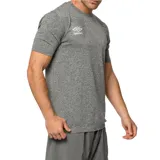 Remera deportiva gris de poliéster con logo de Umbro en el pecho.