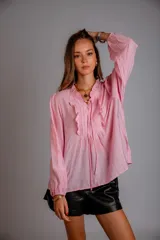 Camisa celeste con volados en cuello y en la parte delantera, con cordones.