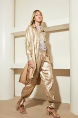 Camisa color cobre con cuello clásico, lazo al cuello, mangas largas y corte holgado.