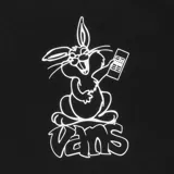 Remera negra de algodón con cuello redondo y mangas cortas. Estampa en el pecho y la espalda con un conejo leyendo un diario y el logo de Vans.
