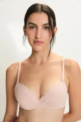 Soutien negro con aro, taza soft y relleno ligero. Presenta un borde de encaje delicado en la parte superior de las copas y tirantes finos ajustables.