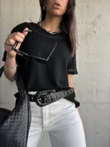 Remera negra de mangas cortas con detalle de encaje en cuello y mangas.