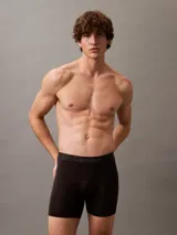 Pack de tres bóxers largos color negro de Calvin Klein, confeccionados en modal ultrasuave y elástico. Cuentan con cinturilla elástica con logo grabado y dobladillo vuelto.