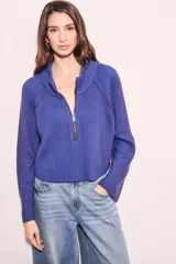 Sweater azul de tejido de punto acanalado, con cuello polo y cierre frontal parcial.