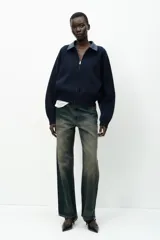 Chaqueta bomber azul marino de tejido de punto con cuello solapa de cuero sintético a contraste y manga larga. Cierre frontal con cremallera metálica.
