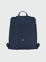 Mochila Longchamp modelo Le Pliage Green, color azul marino, con solapa de cuero texturizado y logo de la marca en relieve.