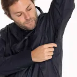 Campera impermeable con capucha Merrell Fallon Rain Shell para hombre, color negro, con cierre frontal, bolsillos laterales con cierre y logo de la marca estampado en el pecho. Ideal para actividades al aire libre.