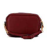 Cartera bandolera rectangular color cereza con diseño acolchado en zigzag, logo dorado de la marca Vizzano al frente y correa de cadena dorada.