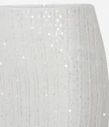 Pollera de largo new midi confeccionada en tejido de punto con aplicación de lentejuelas en toda la prenda. Presenta un diseño ajustado al cuerpo, forro interno y cintura elástica.