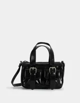 Cartera bowling negra de cuerina con manijas superiores, cierre superior y bolsillos frontales con hebillas. Incluye correa larga extraíble.