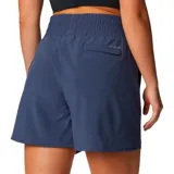 Short de mujer Columbia color azul marino, con tecnología de repelencia avanzada Omni-Shield, cintura elástica, bolsillos laterales y bolsillo trasero con cierre de seguridad.
