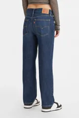 Pantalón de jean azul oscuro, de corte recto, tiro medio y confeccionado en denim rígido.