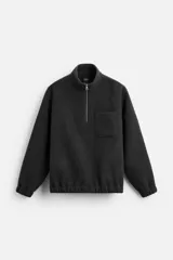Sudadera gris oscuro de tejido polar con lana, corte relaxed fit, cuello alto con cierre de cremallera, manga larga, bolsillo tipo parche en el pecho y terminaciones elásticas.