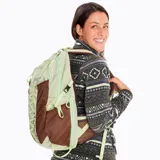 Mochila unisex Merrell Crest Daypack de 22 litros, color gris con detalles en negro. Fabricada en poliéster ripstop con tratamiento repelente al agua y cobertor impermeable de alta visibilidad. Cuenta con cinturón lumbar, respaldo acolchado con Mesh Foam Core, cinta Daisy Chain, bolsillos laterales para botellas, ajuste de pecho con silbato y bolsillo para llaves en la hombrera.