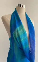 Vestido corto de microtul transparente con espalda descubierta y estampado con degradé de azul y verde.