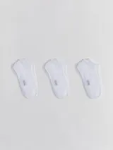 Kit de tres pares de medias unisex tipo soquete, confeccionadas en algodón blanco.