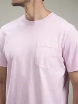 Remera color petróleo de corte clásico, con cuello redondo y bolsillo en el pecho.