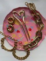 Collar dorado tipo cadena con eslabones grandes rectangulares.