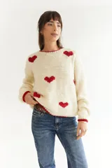 Sweater color crema de lana merino, tejido a mano, con corazones rojos.