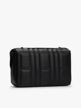 Cartera tipo clutch Tommy Hilfiger de poliuretano negro con diseño acolchado, insignia del monograma TH dorada en el frente, cierre de solapa magnético, correa de hombro y bolsillo interior con cremallera.