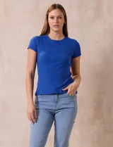 Remera azul de rib, marca Tahari, con cuello redondo y mangas cortas.