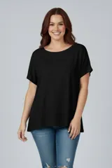 Remera negra de algodón, corte amplio y mangas cortas.