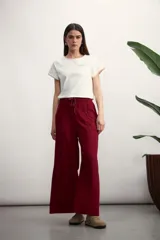 Remera blanca de mangas cortas con bolsillo en el pecho y ribete tostado en mangas, cuello y bolsillo.