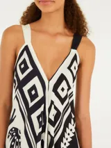 Vestido largo con estampado tropical en blanco y negro, con tirantes anchos y escote en V.