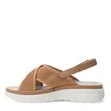 Sandalias de mujer color beige con plataforma blanca. Presentan tiras anchas cruzadas en la parte del empeine, confeccionadas en tejido de punto. Cuentan con tira ajustable con hebilla en el talón.