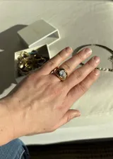 Anillo dorado de acero inoxidable con zircón ovalado.