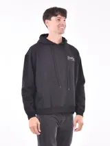 Buzo deportivo negro con capucha y cordones ajustables, bolsillo tipo canguro y puños y cintura acanalados. Estampado en el pecho con la palabra "Brooklyn" en cursiva y tipografía manuscrita.