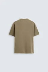 Camiseta color caqui de punto con hilatura de mezcla de algodón, corte recto, cuello redondo y manga corta.