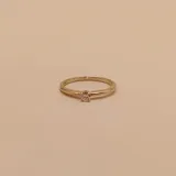 Anillo de oro blanco 18k con un brillante de 0.13 quilates. El ancho de la alianza es de 1.5mm.